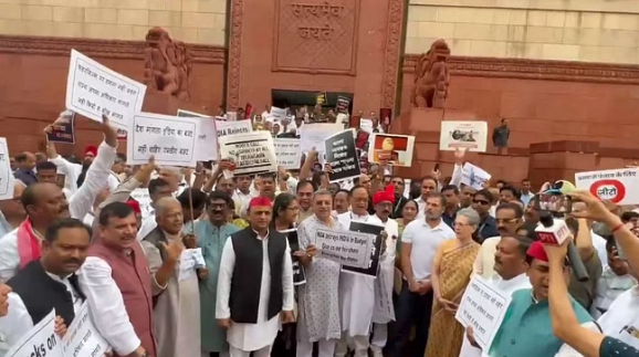 Protest by INDIA block MPs, discrimination against opposition ruled states in the budget.