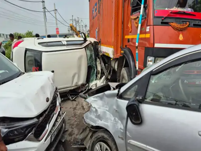 Collision between three vehicles on Kaithal Road in Karnal: Collision with canter, 4 year old child critical, women also included among the injured.