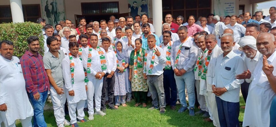 In Kaithal, Randeep and Aditya Surjewala again gave a blow to BJP and Aam Aadmi Party, BJP, Aam Aadmi Party and MNREGA friends gave their support to Randeep Surjewala in favor of Aditya Surjewala.