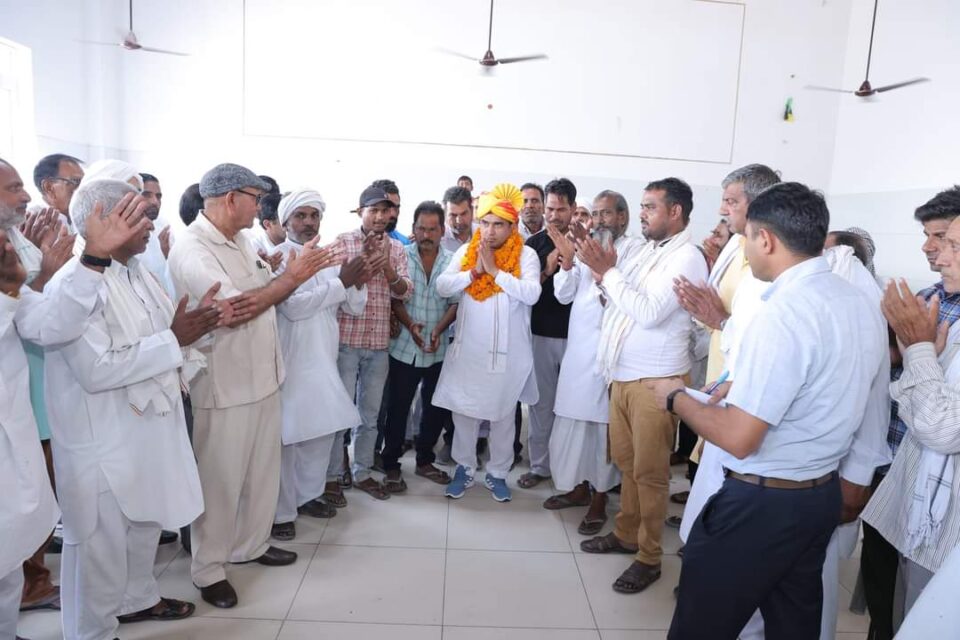 People of Bhatt community supported independent candidate Satbir Bhana by wearing a turban.