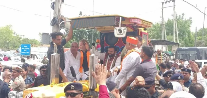 Chief Minister Nayab Saini reached Ladwa driving a tractor to file nomination.