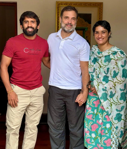 Wrestlers Vinesh Phogat and Bajrang Punia met Rahul Gandhi, wrestler Vinesh-Bajrang are joining Congress, Vinesh offered to contest elections from 3 seats in Haryana, Bajrang from 2 seats.