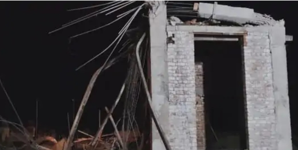 गेट का लेंटर गिरने से 8 मजदूर घायल