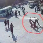 बस स्टैंड पर कंडक्टर से मारपीट करते आरोपी।