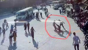 बस स्टैंड पर कंडक्टर से मारपीट करते आरोपी।