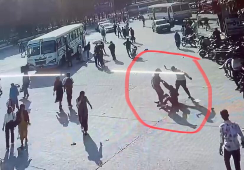 बस स्टैंड पर कंडक्टर से मारपीट करते आरोपी।